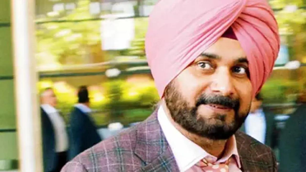 Navjot Singh Sidhu meets rebel Punjab Congress leaders, aims to continue fight for interests of state